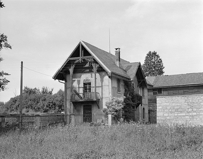 La conciergerie depuis le sud en 1981. SRI. Enquête régionale sur les bâtiments industriels (1979-1981). © Yves Sancey / Région Bourgogne-Franche-Comté, Inventaire du patrimoine - 1981