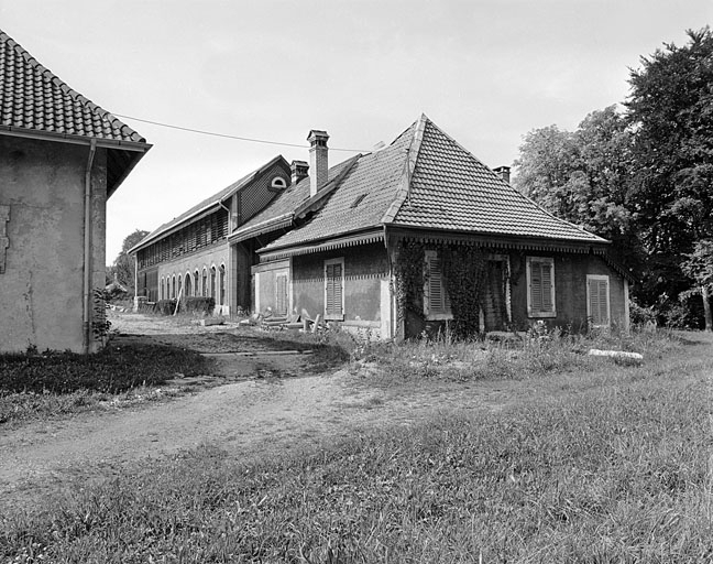 Vue de trois quarts de l'orangerie et du logement en 1981. SRI. Enquête régionale sur les bâtiments industriels (1979-1981). © Yves Sancey / Région Bourgogne-Franche-Comté, Inventaire du patrimoine - 1981
