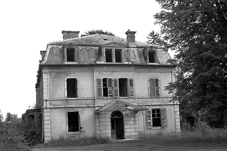 Demeure d'industriel dite château Bornèque en 1981(incendié en 1979) : Façade sur parc. SRI. Enquête régionale sur les bâtiments industriels (1979-1981). © Yves Sancey / Région Bourgogne-Franche-Comté, Inventaire du patrimoine - 1981