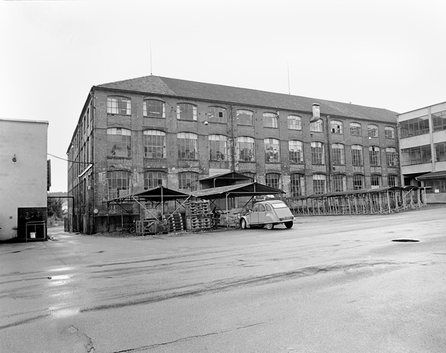 Façade postérieure du bâtiment sur la cour dite du Fer à cheval en 1981. SRI. Enquête régionale sur les bâtiments industriels (1979-1981). © Yves Sancey / Région Bourgogne-Franche-Comté, Inventaire du patrimoine - 1981
