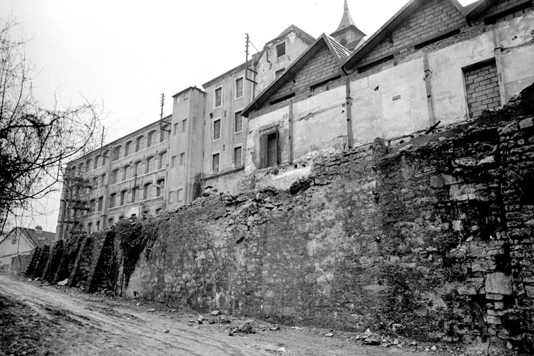 Façade postérieure de l'extension des années 1892 (état en 1981). SRI. Enquête régionale sur les bâtiments industriels (1979-1981). © Jack Dumont / Région Bourgogne-Franche-Comté, Inventaire du patrimoine - 1981