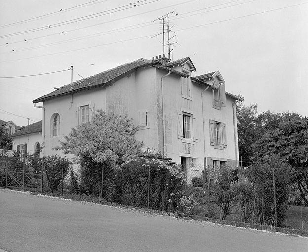 Maison jumelée rue des Fondeurs : façade postérieure. SRI. Enquête régionale sur les bâtiments industriels (1979-1981). © Yves Sancey / Région Bourgogne-Franche-Comté, Inventaire du patrimoine - 1981 Maison jumelée rue des Fondeurs : façade postérieure. SRI. Enquête régionale sur les bâtiments industriels (1979-1981). © Yves Sancey / Région Bourgogne-Franche-Comté, Inventaire du patrimoine - 1981
