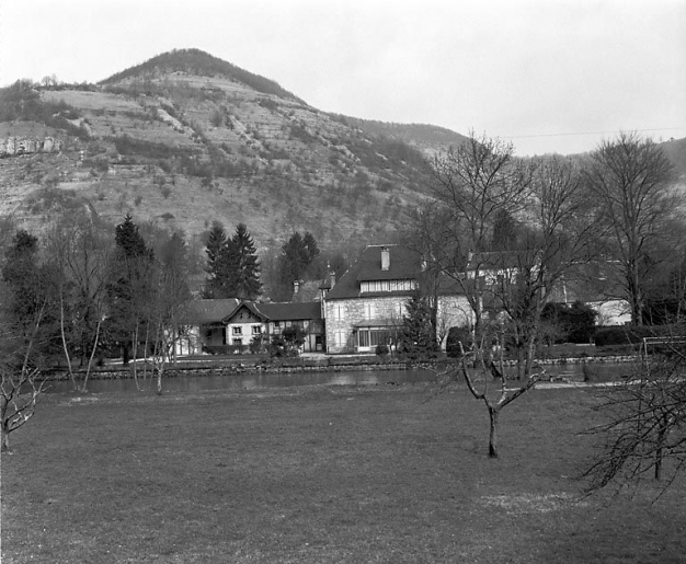 Vue d'ensemble depuis la rive gauche de la Loue. © Yves Sancey / Région Bourgogne-Franche-Comté, Inventaire du patrimoine - 1982