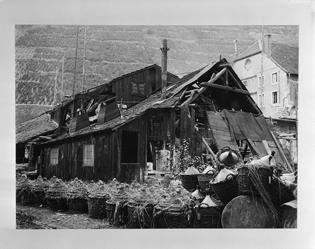 L'atelier dit "la décaperie" et le stock d'acide chlorhydrique, vers 1903. © D.  Dominguez (reproduction) / Région Bourgogne-Franche-Comté, Inventaire du patrimoine - 1982 L'atelier dit "la décaperie" et le stock d'acide chlorhydrique, vers 1903. © D.  Dominguez (reproduction) / Région Bourgogne-Franche-Comté, Inventaire du patrimoine - 1982