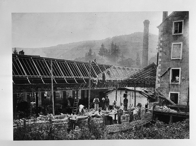 La clouterie en cours de construction, après l'incendie de 1903. © D.  Dominguez (reproduction) / Région Bourgogne-Franche-Comté, Inventaire du patrimoine - 1982 La clouterie en cours de construction, après l'incendie de 1903. © D.  Dominguez (reproduction) / Région Bourgogne-Franche-Comté, Inventaire du patrimoine - 1982