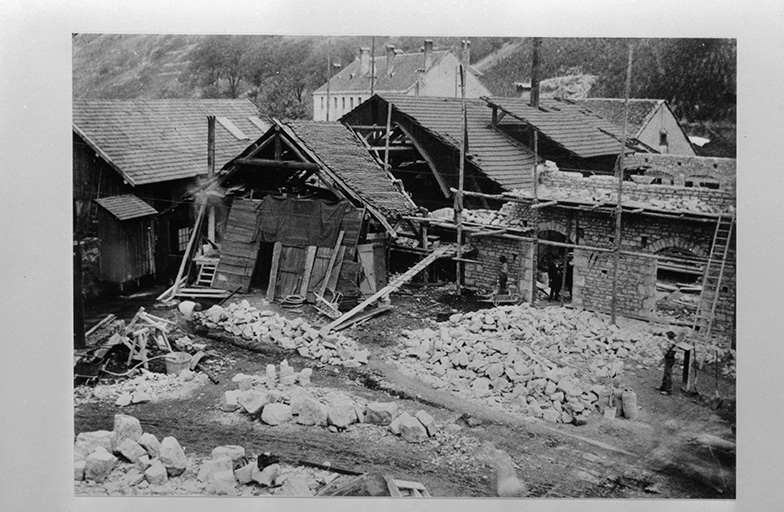 L' atelier dit " la décaperie" en cours de reconstruction, après l'incendie de 1903. © D.  Dominguez (reproduction) / Région Bourgogne-Franche-Comté, Inventaire du patrimoine - 1982 L' atelier dit " la décaperie" en cours de reconstruction, après l'incendie de 1903. © D.  Dominguez (reproduction) / Région Bourgogne-Franche-Comté, Inventaire du patrimoine - 1982