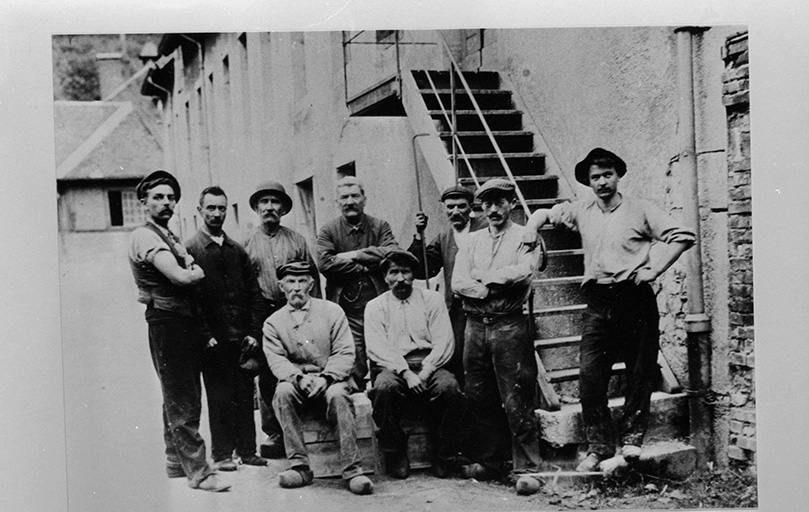 Ouvriers (2), vers 1890-1900. © D.  Dominguez (reproduction) / Région Bourgogne-Franche-Comté, Inventaire du patrimoine - 1982 Ouvriers (2), vers 1890-1900. © D.  Dominguez (reproduction) / Région Bourgogne-Franche-Comté, Inventaire du patrimoine - 1982