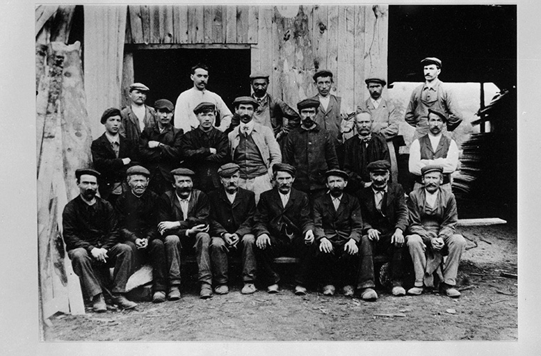 Ouvriers, vers 1890. © D.  Dominguez (reproduction) / Région Bourgogne-Franche-Comté, Inventaire du patrimoine - 1982 Ouvriers, vers 1890. © D.  Dominguez (reproduction) / Région Bourgogne-Franche-Comté, Inventaire du patrimoine - 1982