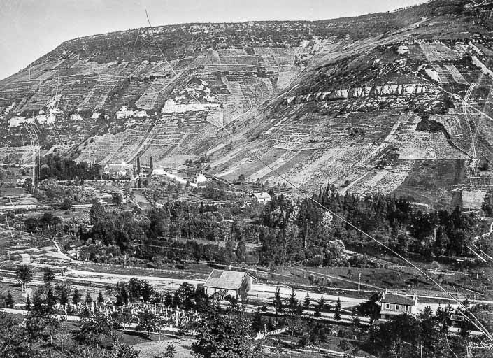 Vue générale du village depuis le sud, vers 1900. © Dominique  Dominguez (reproduction) / Région Bourgogne-Franche-Comté, Inventaire du patrimoine - 1982