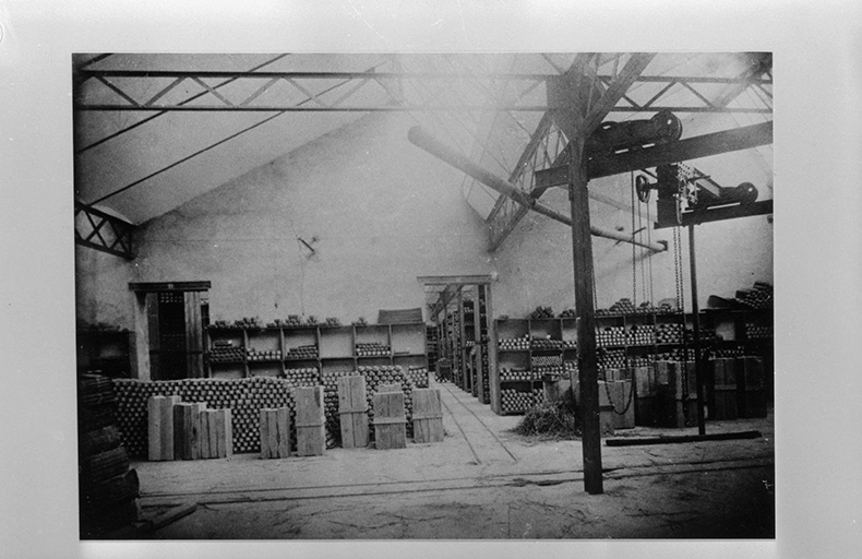 Intérieur du magasin à clous, vers 1890-1900. © D.  Dominguez (reproduction) / Région Bourgogne-Franche-Comté, Inventaire du patrimoine - 1982 Intérieur du magasin à clous, vers 1890-1900. © D.  Dominguez (reproduction) / Région Bourgogne-Franche-Comté, Inventaire du patrimoine - 1982