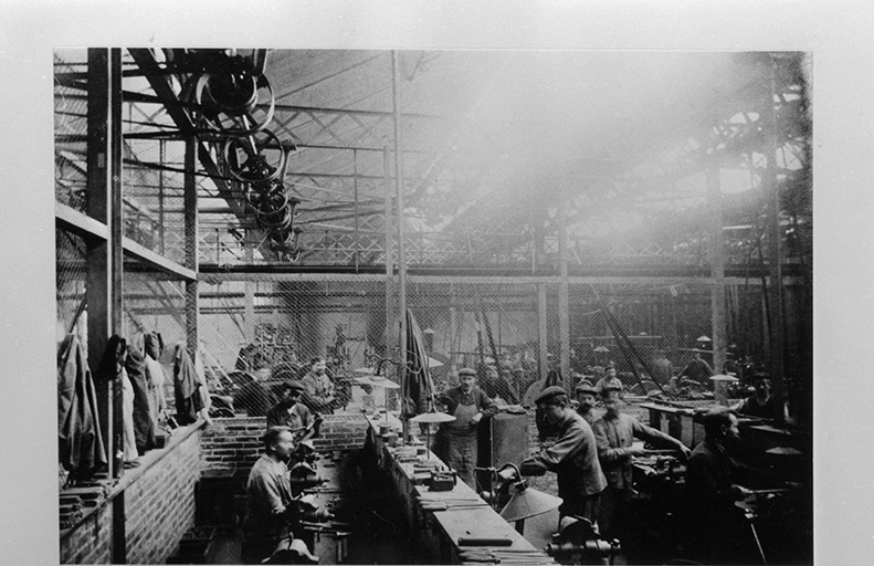 Intérieur de l'atelier d'ajustage (2), vers 1890-1900. © D.  Dominguez (reproduction) / Région Bourgogne-Franche-Comté, Inventaire du patrimoine - 1982 Intérieur de l'atelier d'ajustage (2), vers 1890-1900. © D.  Dominguez (reproduction) / Région Bourgogne-Franche-Comté, Inventaire du patrimoine - 1982