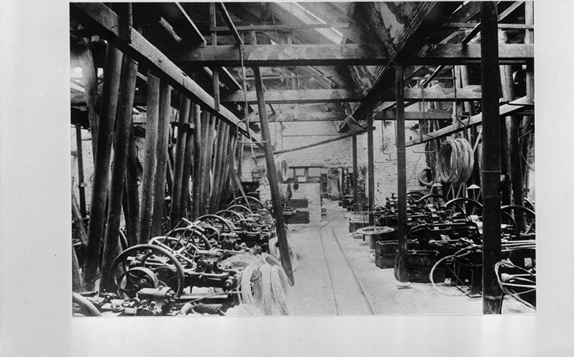 Intérieur de la clouterie : les tourets, vers 1890-1900. © D.  Dominguez (reproduction) / Région Bourgogne-Franche-Comté, Inventaire du patrimoine - 1982 Intérieur de la clouterie : les tourets, vers 1890-1900. © D.  Dominguez (reproduction) / Région Bourgogne-Franche-Comté, Inventaire du patrimoine - 1982