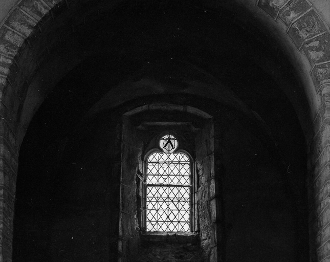 Vue d'ensemble d'une lancette trilobée avec son écu armorié. © Jean-Luc Ligier / Région Bourgogne-Franche-Comté, Inventaire du patrimoine - 1982