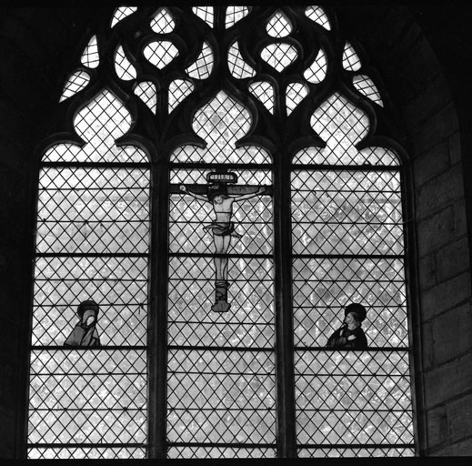 Vue d'ensemble d'un Calvaire : buste de la Vierge, Christ en croix et buste de saint Jean. © Jean-Luc Ligier / Région Bourgogne-Franche-Comté, Inventaire du patrimoine - 1982