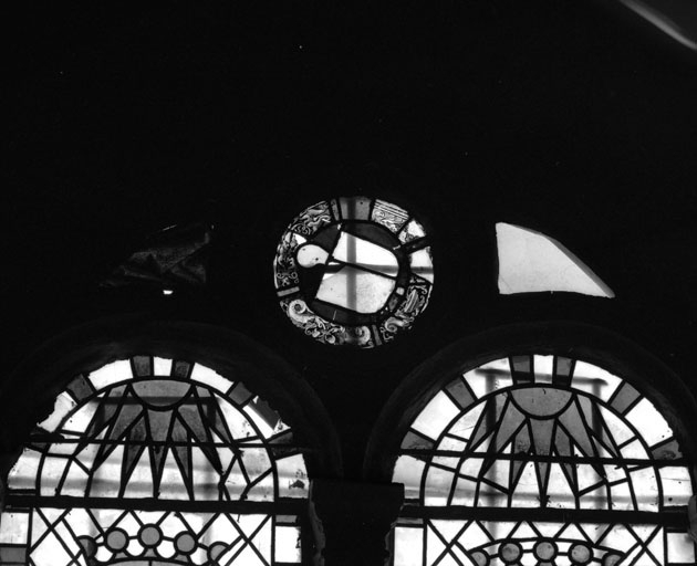 Détail : écu surmonté d'une crosse, bordure à cornes d'abondance et dragons. © Jean-Luc Ligier / Région Bourgogne-Franche-Comté, Inventaire du patrimoine - 1982