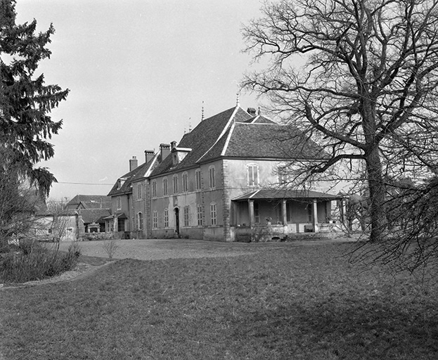 Vue d'ensemble depuis la cour. © Yves Sancey / Région Bourgogne-Franche-Comté, Inventaire du patrimoine - 1982