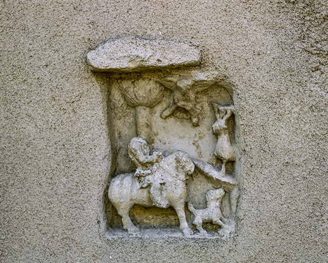 Maison cadastrée 1973 AB 41, située rue du Moulin : bas-relief représentant saint Hubert. © Bernard Lardière / Région Bourgogne-Franche-Comté, Inventaire du patrimoine - 1982