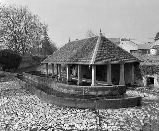 Vue d'ensemble de trois quarts droit en 1982. © Yves Sancey / Région Bourgogne-Franche-Comté, Inventaire du patrimoine - 1982
