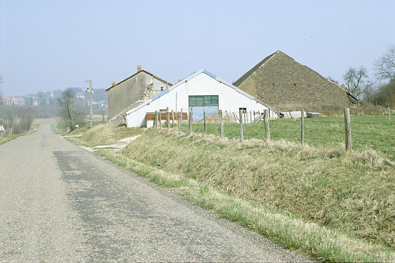 Vue d'ensemble depuis la route. © Yves Sancey / Région Bourgogne-Franche-Comté, Inventaire du patrimoine - 1982