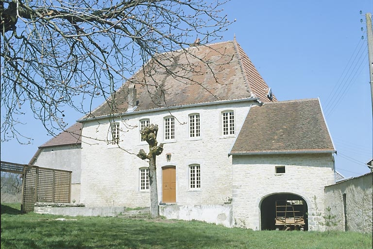 Vue d'ensemble éloignée de la maison d'habitation. © Yves Sancey / Région Bourgogne-Franche-Comté, Inventaire du patrimoine - 1982