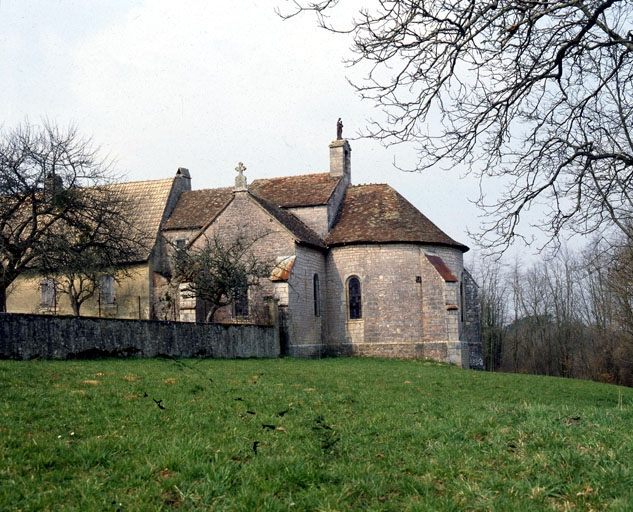 Façade latérale gauche et abside. © Yves Sancey / Région Bourgogne-Franche-Comté, Inventaire du patrimoine - 1982