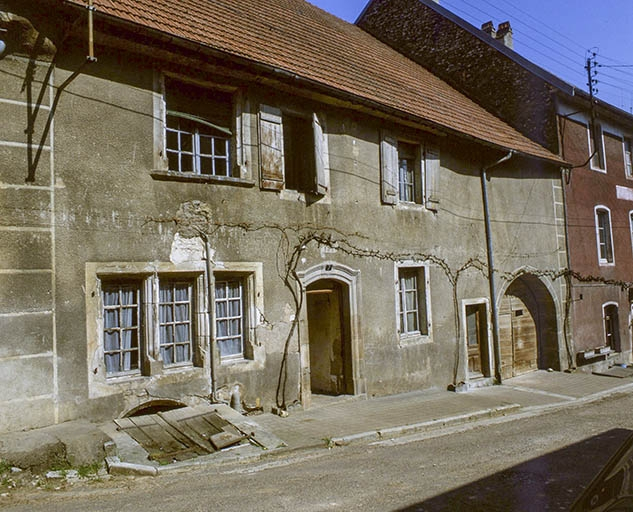 Façade antérieure, vue de trois quarts droit. © Yves Sancey / Région Bourgogne-Franche-Comté, Inventaire du patrimoine - 1982