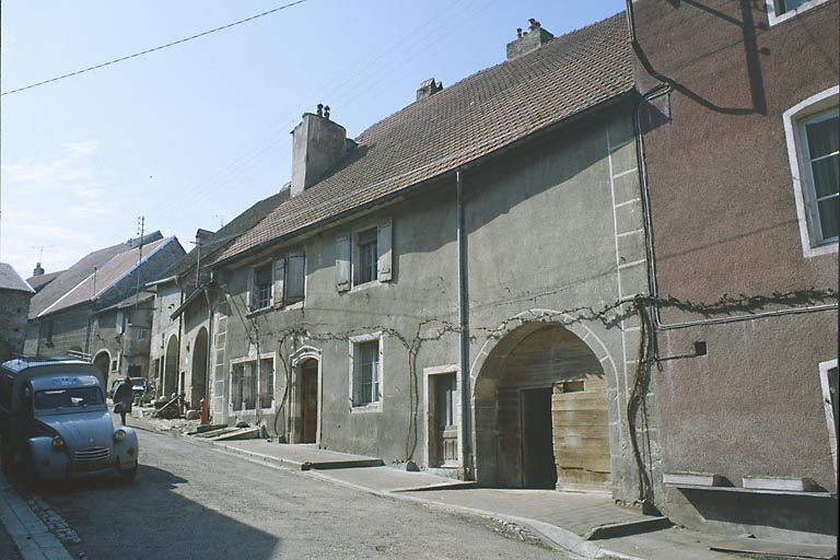 Façade antérieure, vue de trois quarts gauche. © Yves Sancey / Région Bourgogne-Franche-Comté, Inventaire du patrimoine - 1982