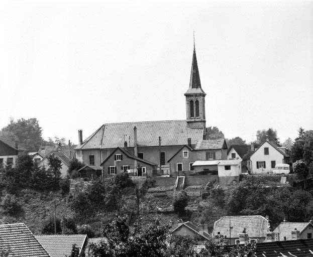 Façade latérale gauche et maisons de la cité du Temple. © Yves Sancey / Région Bourgogne-Franche-Comté, Inventaire du patrimoine - 1982