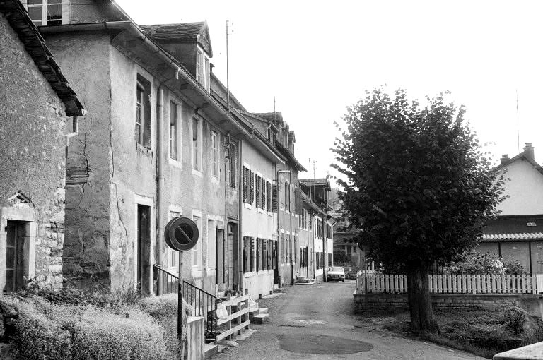 Ensemble de l'alignement. © Bernard Lardière / Région Bourgogne-Franche-Comté, Inventaire du patrimoine - 1982