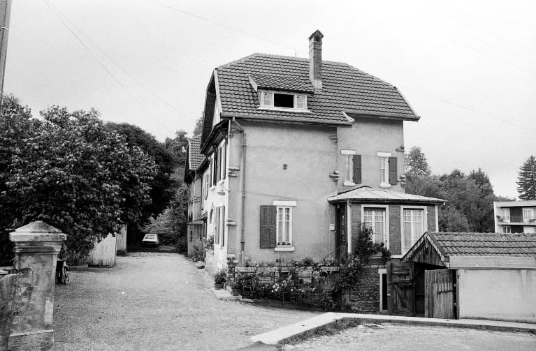 Façade antérieure et latérale droite. © Bernard Lardière / Région Bourgogne-Franche-Comté, Inventaire du patrimoine - 1982