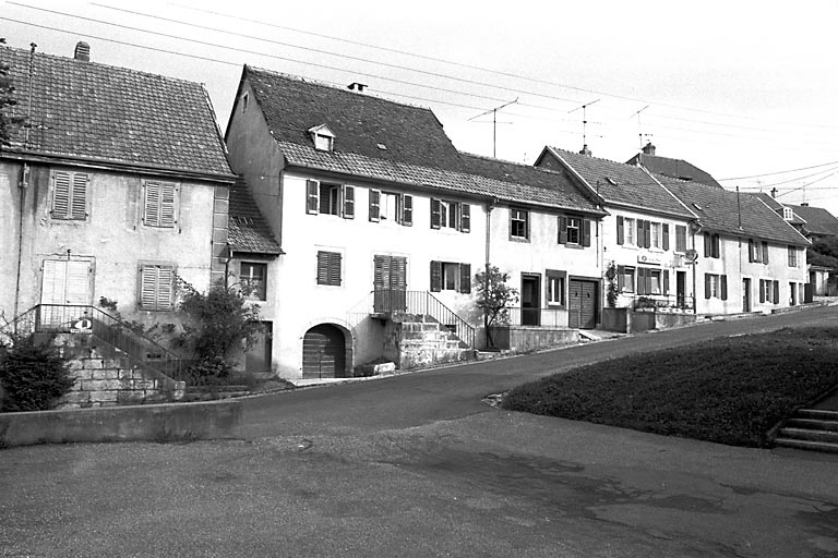 Situation dans l'alignement de maisons, rue de Montbouton. © Bernard Lardière / Région Bourgogne-Franche-Comté, Inventaire du patrimoine - 1982