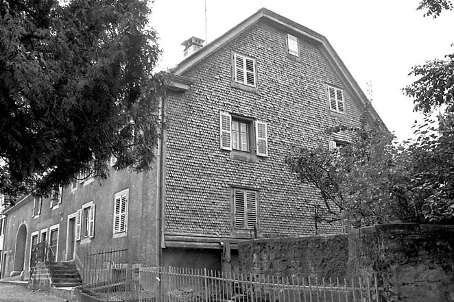 Façades antérieure et latérale droite. © Bernard Lardière / Région Bourgogne-Franche-Comté, Inventaire du patrimoine - 1982