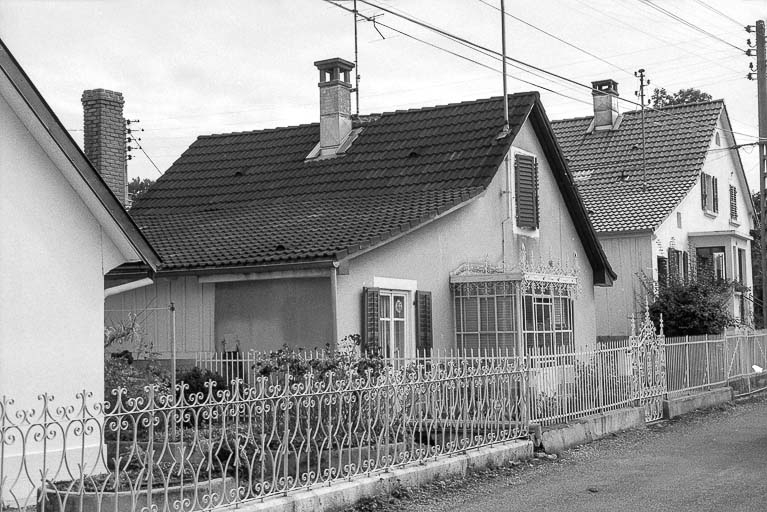 Maison individuelle (cadastre : AH 237) en 1982.SRI. Inventaire topographique du canton de Beaucourt (1981-1982). © Bernard Lardière / Région Bourgogne-Franche-Comté, Inventaire du patrimoine - 1982