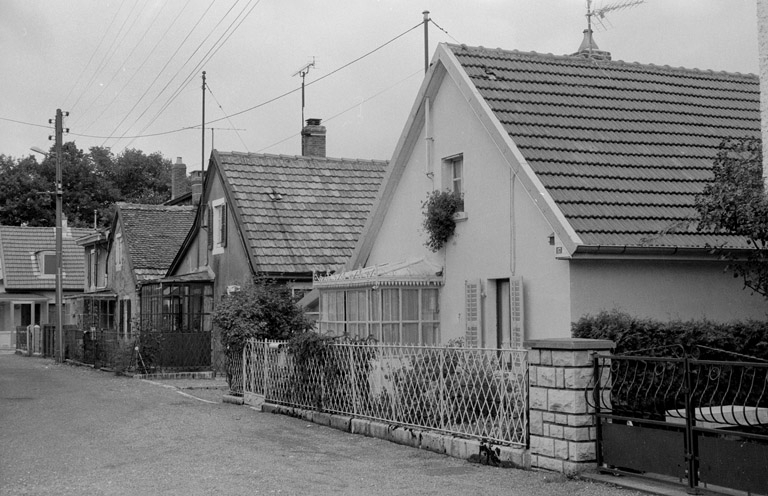 Alignement de maisons rue du Temple en 1982. SRI. Inventaire topographique du canton de Beaucourt (1981-1982). © Bernard Lardière / Région Bourgogne-Franche-Comté, Inventaire du patrimoine - 1982