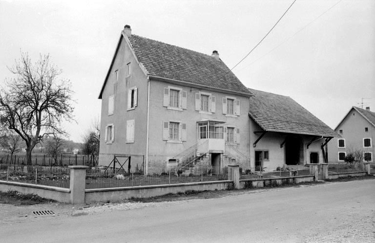 Ferme-bloc à faîtières différentes pour l'habitation et les parties agricoles, répérée à Fêche-l'Eglise.. © Bernard Lardière / Région Bourgogne-Franche-Comté, Inventaire du patrimoine - 1982