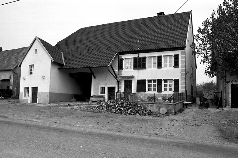 Vue de trois quarts droit. © Bernard Lardière / Région Bourgogne-Franche-Comté, Inventaire du patrimoine - 1982