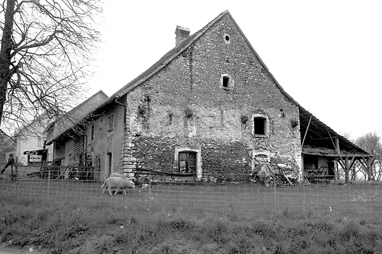 Vue d'ensemble de trois quarts droit. © Bernard Lardière / Région Bourgogne-Franche-Comté, Inventaire du patrimoine - 1982