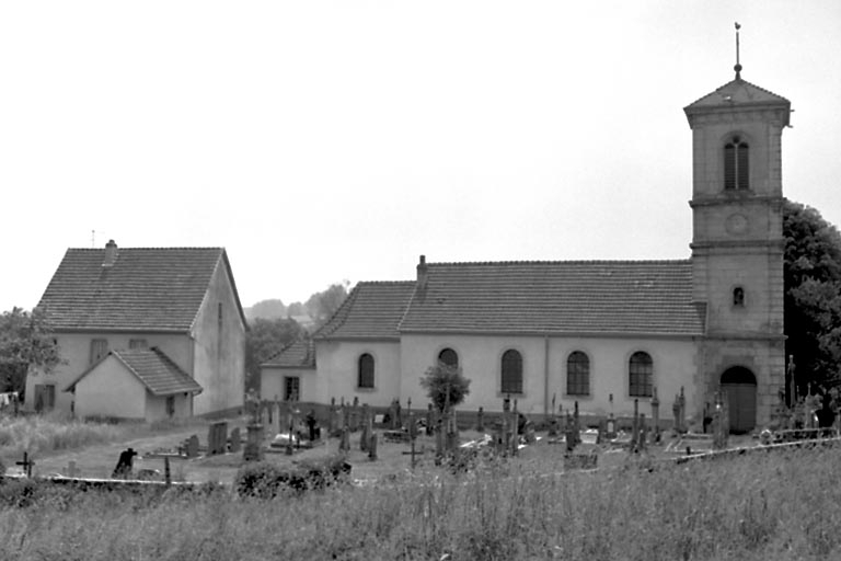 Vue de la façade latérale gauche. © Yves Sancey / Région Bourgogne-Franche-Comté, Inventaire du patrimoine - 1982