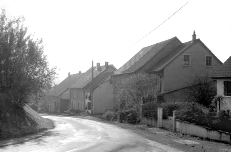 Alignement de maisons. Vue de trois quarts droit. © Bernard Lardière / Région Bourgogne-Franche-Comté, Inventaire du patrimoine - 1983