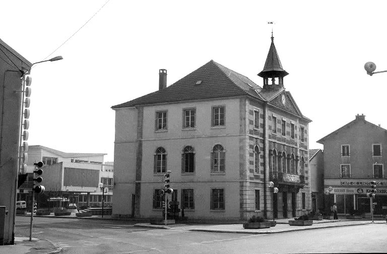 Façades antérieure et latérale droite. © Bernard Lardière / Région Bourgogne-Franche-Comté, Inventaire du patrimoine - 1983