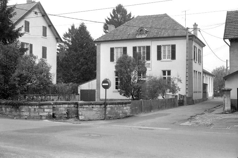 Façades antérieure et latérale droite. © Bernard Lardière / Région Bourgogne-Franche-Comté, Inventaire du patrimoine - 1983