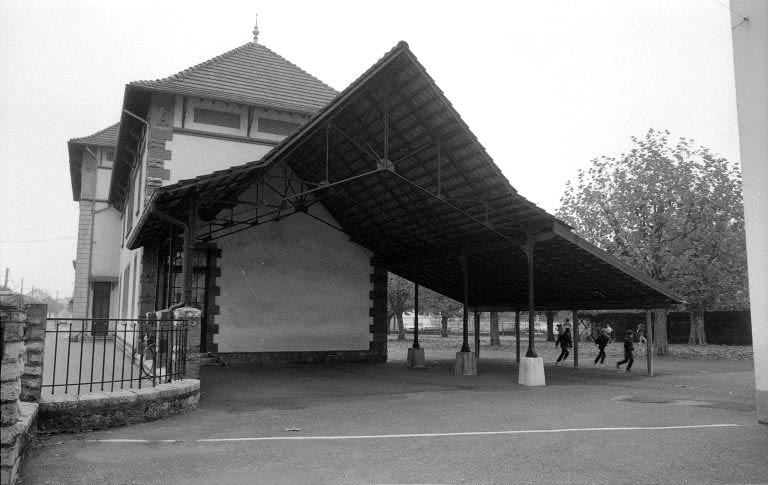 Le préau, aile droite. © Bernard Lardière / Région Bourgogne-Franche-Comté, Inventaire du patrimoine - 1983