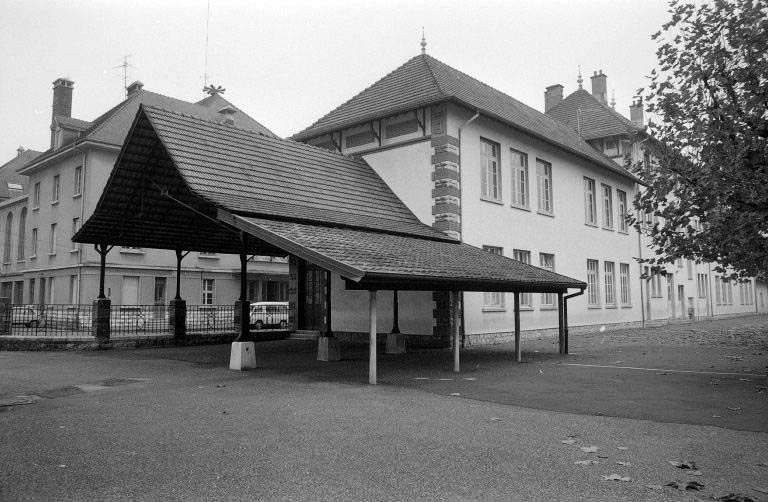 Façade sur cour, de trois quarts gauche. © Bernard Lardière / Région Bourgogne-Franche-Comté, Inventaire du patrimoine - 1983