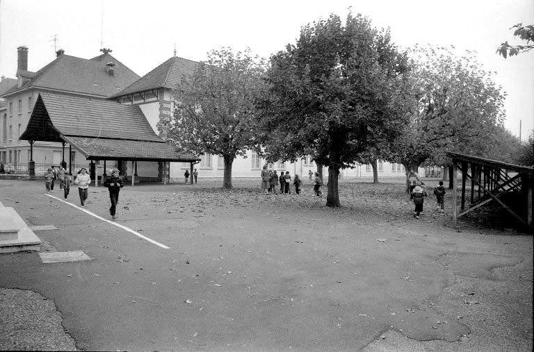 Vue de la cour. © Bernard Lardière / Région Bourgogne-Franche-Comté, Inventaire du patrimoine - 1983