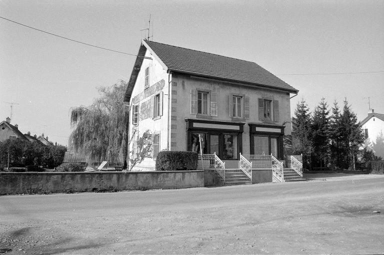Façades antérieure et latérale gauche. © Bernard Lardière / Région Bourgogne-Franche-Comté, Inventaire du patrimoine - 1983