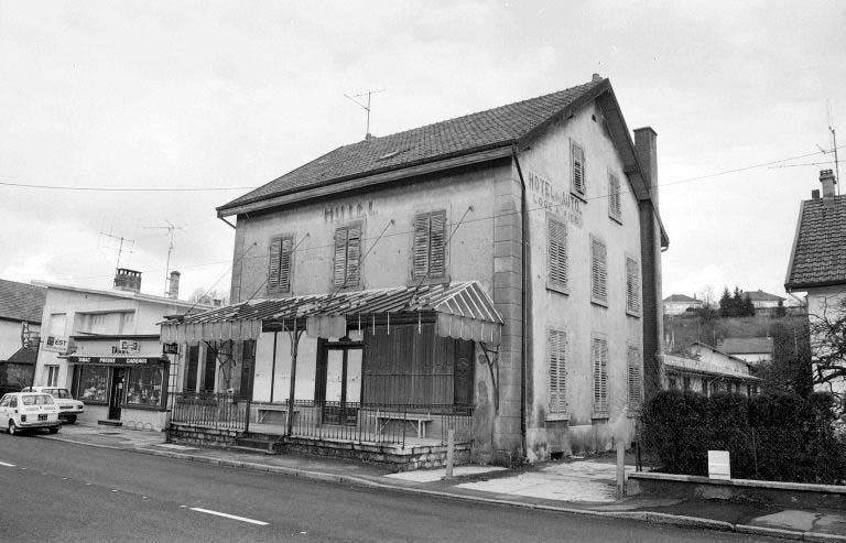 Vue de trois quarts droit. © Bernard Lardière / Région Bourgogne-Franche-Comté, Inventaire du patrimoine - 1983