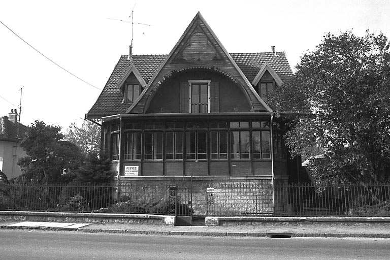 Façade antérieure. © Bernard Lardière / Région Bourgogne-Franche-Comté, Inventaire du patrimoine - 1983
