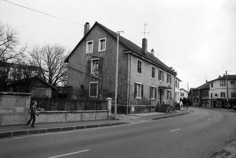 Vue de trois quarts gauche. © Bernard Lardière / Région Bourgogne-Franche-Comté, Inventaire du patrimoine - 1983