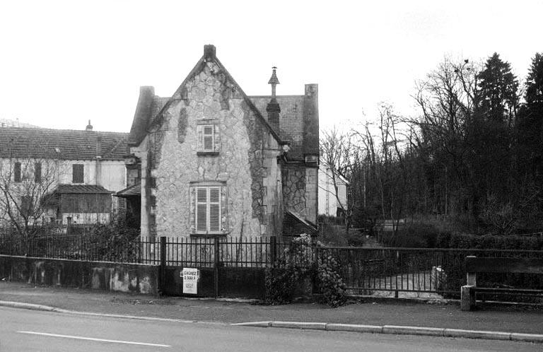 Façade latérale gauche. © Bernard Lardière / Région Bourgogne-Franche-Comté, Inventaire du patrimoine - 1983
