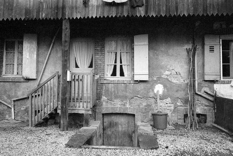 Façade postérieure : détail. © Bernard Lardière / Région Bourgogne-Franche-Comté, Inventaire du patrimoine - 1983